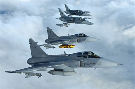 Saab jas 39 „gripen (gryf, pták noh) je stíhací letoun vyráběný švédskou společností saab. Fichier:2 x Saab JAS-39 Gripen and 2 x Aero L-159 of the ...