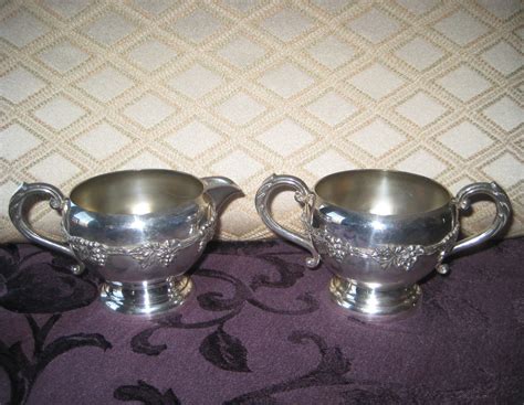 Vintage Wma Rogers Old English Reproduction Silverplate Creamer And