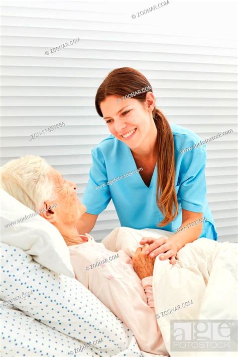 Krankenschwester Kümmert Sich Um Eine Kranke Seniorin Im Hospiz Oder Zu