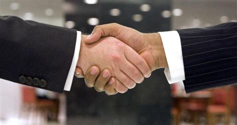 يدل المسجد في المنام على الزواج للعزباء، حيث أن هناك رؤيا إذا حلمت بها تزوجت، إذا رأت الفتاة أو الشاب أنها تعمر المسجد تزوجت من رجل متدين رمز المسجد في المنام العصيمي. أهم 20 تفسير للمصافحة في المنام لابن سيرين والنابلسي • موقع مصري
