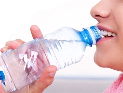 Kebutuhan air pada dasarnya bisa dilihat berdasarkan berat badan orang itu sendiri, kok. Tips Disiplinkan Diri Minum Air Mencukupi Setiap Hari ...