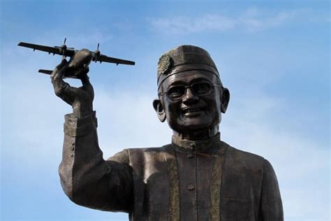 Seni rupa murni merupakan suatu cabang seni yang menghasilkan karya yang lebih menitik beratkan terhadap keindahan untuk dinikmati saja, atau ekspresi jiwa seperti lukisan. √ Seni Rupa Murni : Pengertian, Fungsi, Jenis, Contoh