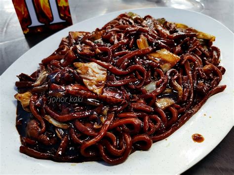I guess most of you all would agree with me that given a. Charcoal Fried KL Hokkien Mee in Johor Bahru @ Hoa Kee ...