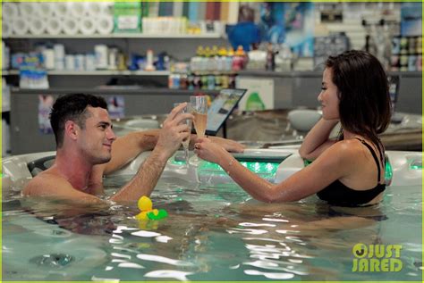 bachelor ben higgins goes shirtless in hot tub with kevin hart photo