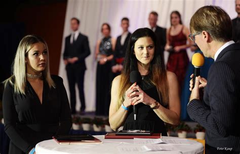 Jun 15, 2021 · dazu kommt julia krajewski (32) aus warendorf, die nach dem ruhestand ihres erfolgspferdes samourai du thot in der elfjährigen stute amande de b'neville eine nachfolgerin hat. Traditioneller Championats-Ball in Warendorf - Julia ...
