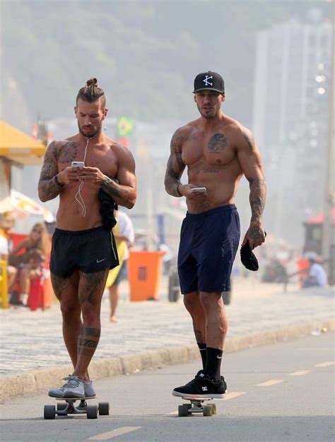 ego lucas lucco mostra corpo sarado durante malhação na praia notícias de famosos