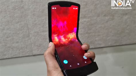 Motorola Razr 2019 First Impressions Flips Open The Nostalgia Right