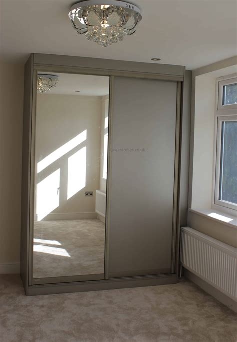 Enhance a sliding door wardrobe's convenience and practicality even further, by choosing sliding doors made of mirror. Fitted sliding mirror door wardrobe Putney | i-Wardrobes ...