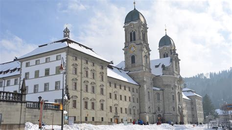 Kloster einsiedeln die klosterkirche von einsiedeln gehört zu den bedeutendsten barockbauten nördlich der alpen. Kloster-Einsiedeln-Winter - Jakobsweg, Tipps Jakobswege ...