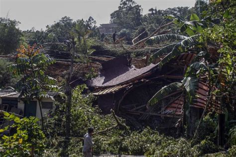 Dalam Hari Bencana Longsor Dan Banjir Terjadi Di Kecamatan