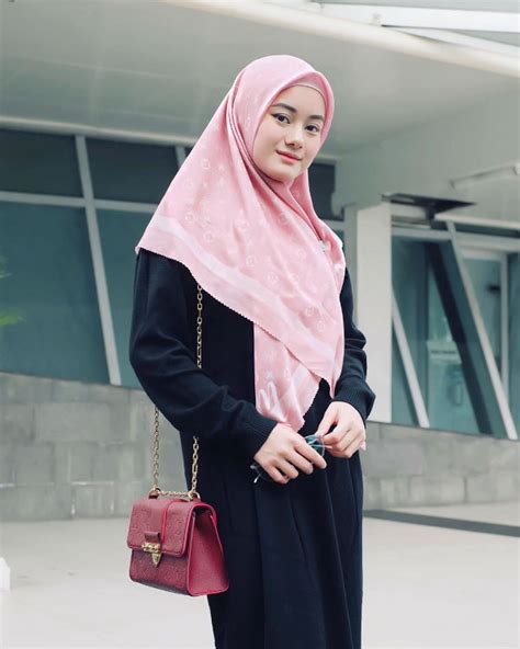 Warna Dan Motif Jilbab Yang Cocok Untuk Baju Warna Hitam Dzargon
