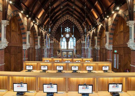 Queens University Belfast Fees Reviews Rankings Courses And Contact Info