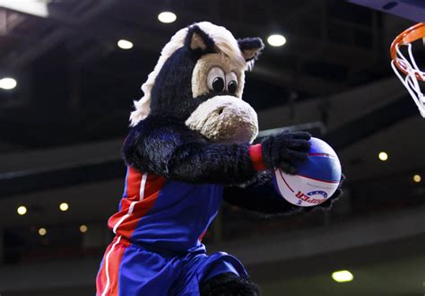 Nba Players Keep Beating Up The Detroit Pistons Mascot For The Win