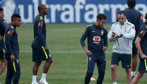 أعلن يواخيم لوف مدرب منتخب ألمانيا التشكيلة النهائية لمنتخب بلاده، وجرى استبعاد مارسيل شميلتزر وكيفين فولاند وشكودران مصطفي من القائمة النهائية وهكذا لن يذهب. البرازيل تطير إلى لندن تحضيراً للمونديال - استاد الدوحة