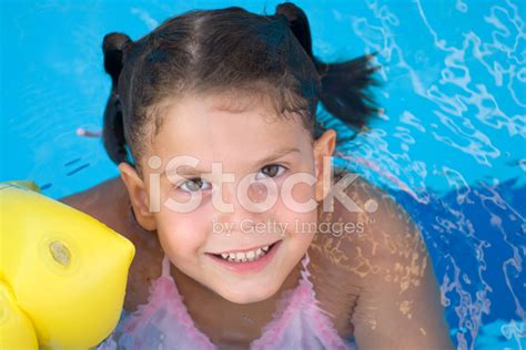 kleine mädchen im schwimmbad stockfoto lizenzfrei freeimages