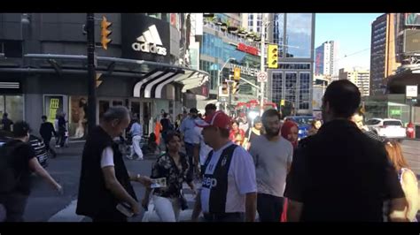 Toronto Weekend Action Yonge Dundas Canada S Busiest Pedestrian
