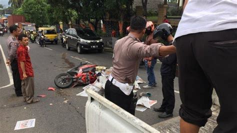 kecelakaan maut tadi pagi pengendara motor tewas motor korban tabrakan dengan mobil info