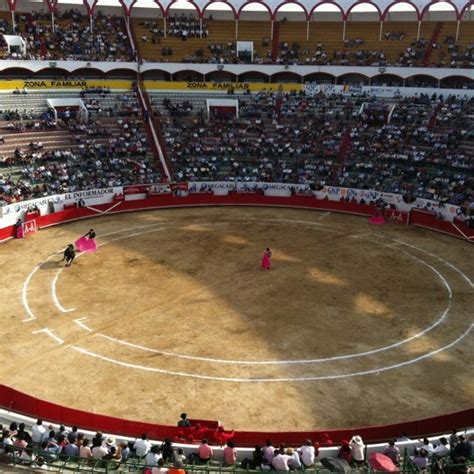 El señor barriga bastante fanatisado toma un mantel de la casa y empieza a agitar como si fuera una muleta de torero. Plaza de Toros Nuevo Progreso - Monumental - Guadalajara ...