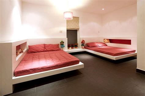 Place a sheet of plywood on the top frame and assemble the base frame and the headboard. 20 Beautiful Bedrooms With Floating Beds