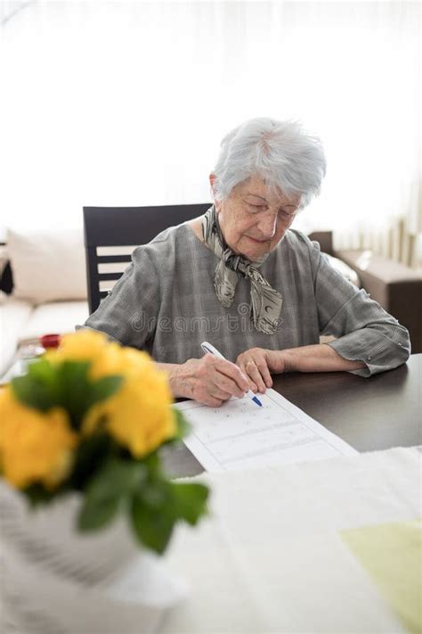 Senior Woman Doing Alzheimer S Disease Or Dementia Self Diagnosis Test