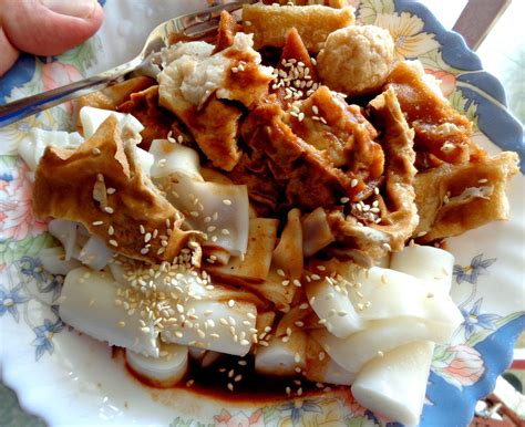 Chee cheong fun, also written chee cheong fan, is a dish of steamed flat rice noodle rolls popular in penang. Kuala Lumpur KL-style "Chee Cheong Fun" at Taman OUG ...