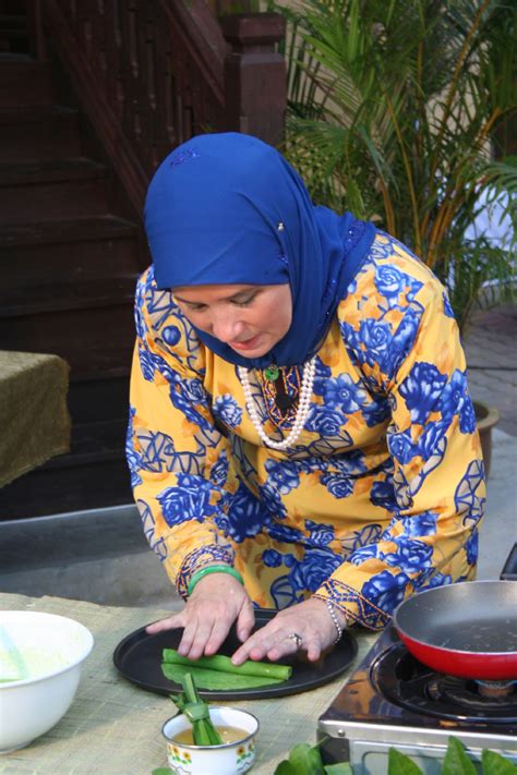 Tunku hajah azizah aminah maimunah iskandariah yang dilahirkan di istana stulang, johor bahru, pada 5 ogos 1960, merupakan puteri ketiga menjunjung kasih kepada kebawah duli yang teramat mulia tengku puan pahang tunku hajjah azizah aminah sudi mencemar duli ke teratak patik. Tengku Puan Pahang is eager to leave culinary legacy for ...
