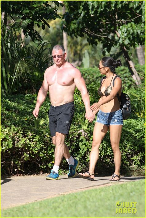 Celebrity Chef Robert Irvine Goes Shirtless In Hawaii Photo