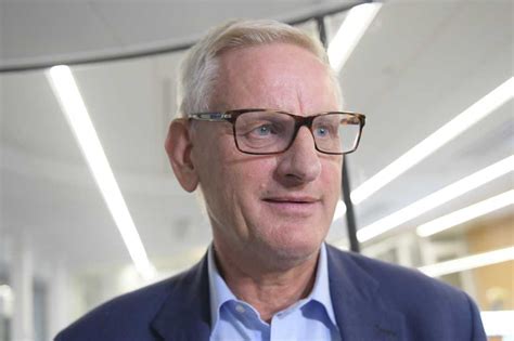 Contact apb speakers for bio, videos, topics, and to inquire about speaking fees and availability. Här avbildas Carl Bildt - i vax och brons | Aftonbladet