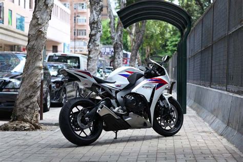 Cette cbr 1000 rr fireblade génération 2012 célèbre les 20 ans de la dynastie. Honda CBR 1000 RR 2012 : un aveu de faiblesse ? [+ vidéo ...
