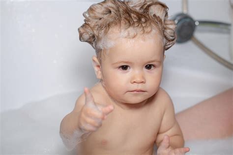 Niño Bañándose En El Baño Bebé Se Baña En Un Baño Con Espuma Y Pompas