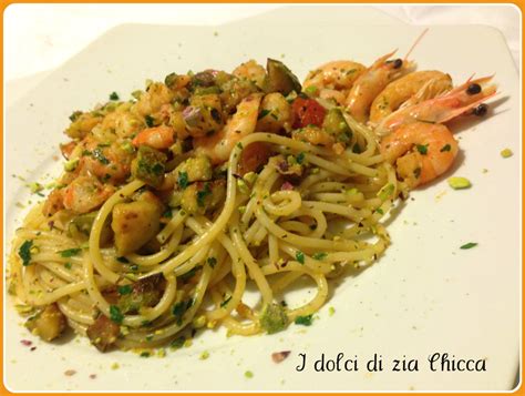 La pasta con i gamberetti è un primo piatto appetitoso che associa alla dolcezza di pomodorini e gamberetti una piacevole nota piccante. Spaghetti con gamberi, zucchine e pistacchi ricetta primi ...