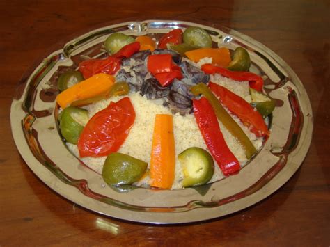 El cous cous o cuscús es una sémola de trigo duro y uno de los platos árabes más populares y versátiles, ya que combina con todo tipo de carnes y verduras. COCINA EN CASA: COMO COCINAR COUS COUS AL VAPOR