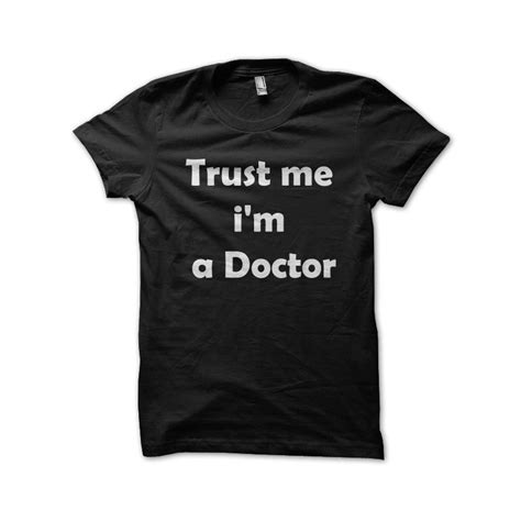 t shirt trust me im a doctor noir