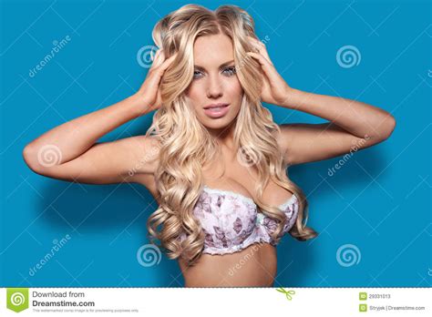 Pose Blonde Bien Faite Dans Le Soutien Gorge Image Stock Image Du