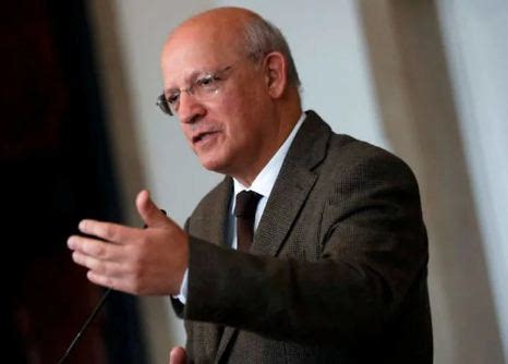 É casado, pai de três filhos e avô de (por enquanto) três netos. Portugal suspends visas for Iranians