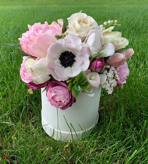 Although my own roots in floristry were planted in childhood helping in my parents' flowers and fruit business, i further honed my skills undertaking a. Flower hat box arrangement Clay flowers Wedding ...