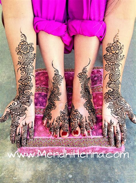 Mendhi Love The Color Of Her Salwar Beautiful Henna Designs Henna Designs Henna Patterns