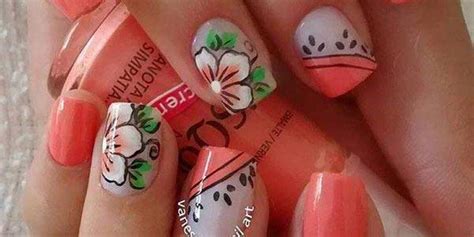 Las uñas decoradas con flores son unos de los diseños más comunes que se encuentran en la decoración de uñas, siempre son bienvenidas en cualquier ocasión y te harán ver muy bien sin. Decoración de Uñas con Flores - Más de 30 diseños florales