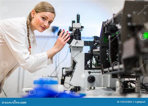 Female Researcher Carrying Out Research In A Physicschemistry Lab