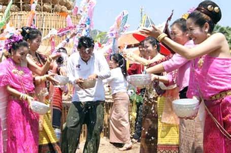 สงกรานต์สืบทอดมาแต่โบราณคู่กับตรุษ จึงเรียกรวมกันว่า ประเพณีตรุษสงกรานต์ หมายถึง ส่งท้ายปีเก่าต้อนรับปีใหม่ เดิมวันที่. ประเพณีสงกรานต์พระประแดง จังหวัดสมุทรปราการ