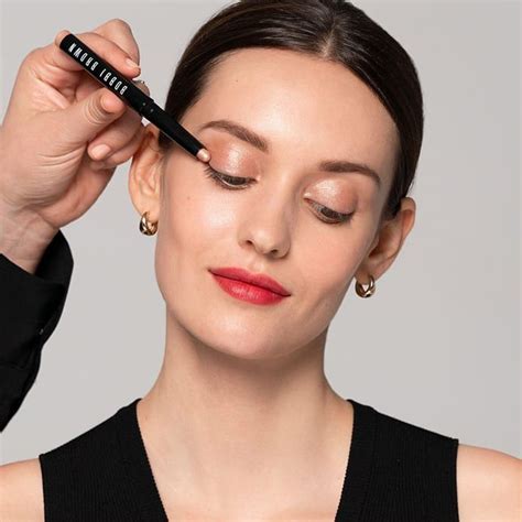 How To On The Go Beauty Bobbi Brown Bobbi Brown Cosmetics In 2021 Bobbi Brown Makeup