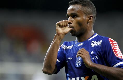 E esse não é o caso deste jogador. Décimo segundo jogador do time, Elber mira titularidade no ...