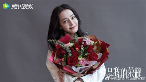 ^ 《你是我的榮耀》曝首支預告 心動奇遇浪漫啟航 ^ 楊洋、迪麗熱巴新劇《你是我的榮耀》發海報，感謝潘粵明題字劇名 ^ 楊洋迪麗熱壁咚比心互動高甜！ ^ 《你是我的榮耀》沙漠花絮曝光！熱巴楊洋甜蜜餵食 cp感滿屏 ^ 楊洋、迪麗熱巴新劇《你是我的榮耀》定. 情報 《你是我的榮耀》殺青海報 - 看板 China-Drama - 批踢踢實業坊