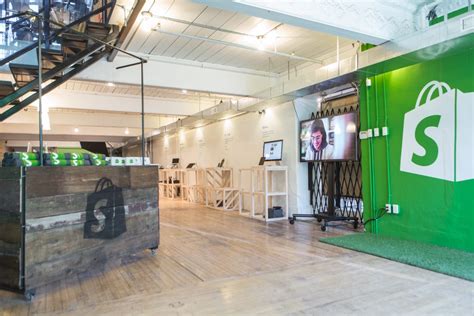 Shopify is a subscription to a software service that offers you to create a website and use their shopping cart solution to sell, ship, and manage your products. Shopify blijft maar groeien: waar gaat dat naartoe? - Emerce