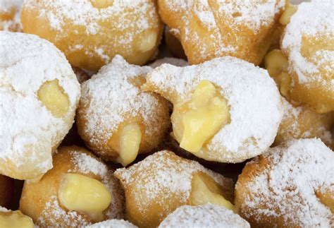 Italienisches gebäck mit cremefüllung