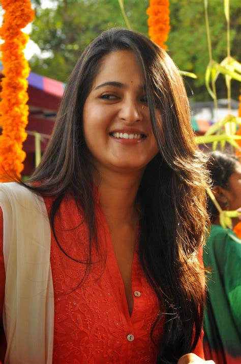 An overweight, young woman, who finds it hard to land a husband, learns to accept her 'size sexy' figure and leads an awareness campaign against a dubious slimness centre. Anushka Inji Iduppazhagi Movie Launch Stills - Latest ...