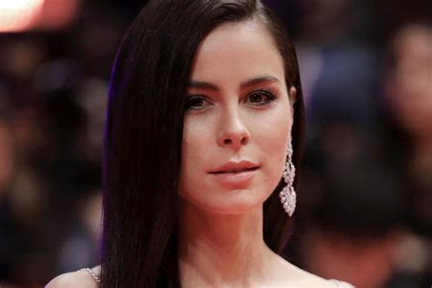 Sie war lange von der bildfläche verschwunden, jetzt ist sie wieder da. Lena Meyer-Landrut: So macht sie auf das Coronavirus ...
