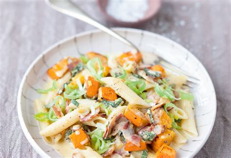 Pasta mit gebratenem Kürbis Speck und Jungzwiebeln