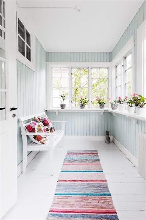 Soak up that sunlight, and some stunning décor too, with these best sunroom ideas. white-sunroom-backyard-ideas | HomeMydesign
