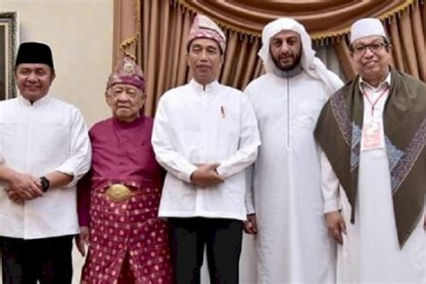 Seperti perayaan misa kamis putih biasanya, di akhir misa dilaksanakan perarakan monstran oleh imam diiringi para petugas liturgi dan para misdinar menuju ruang tuguran yang berada pada ruang. Syekh Ali Jaber Wafat, Jokowi tak Ucap Duka, Netizen: Hati ...